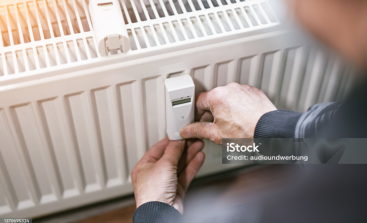 Ein Heizkostenverteiler wird angebracht