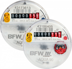 Zwei Wasserzähler von BFW mit mechanischem Zählrad