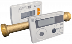 Zwei Wärmemengenzähler in verschiedenen Ausführungen