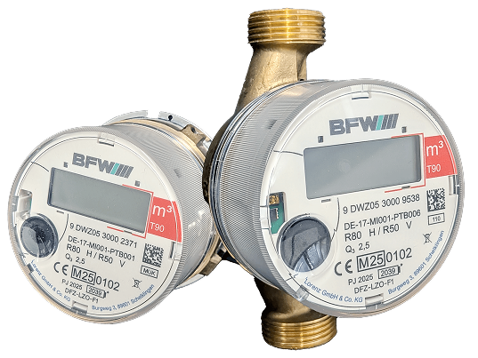 Zwei Wasserzähler in verschiedenen Ausbauvarianten
