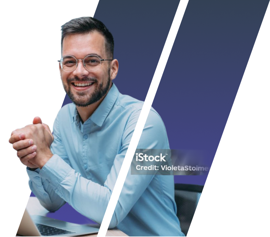 Ein Kundendienstmitarbeiter lächelt Sie an