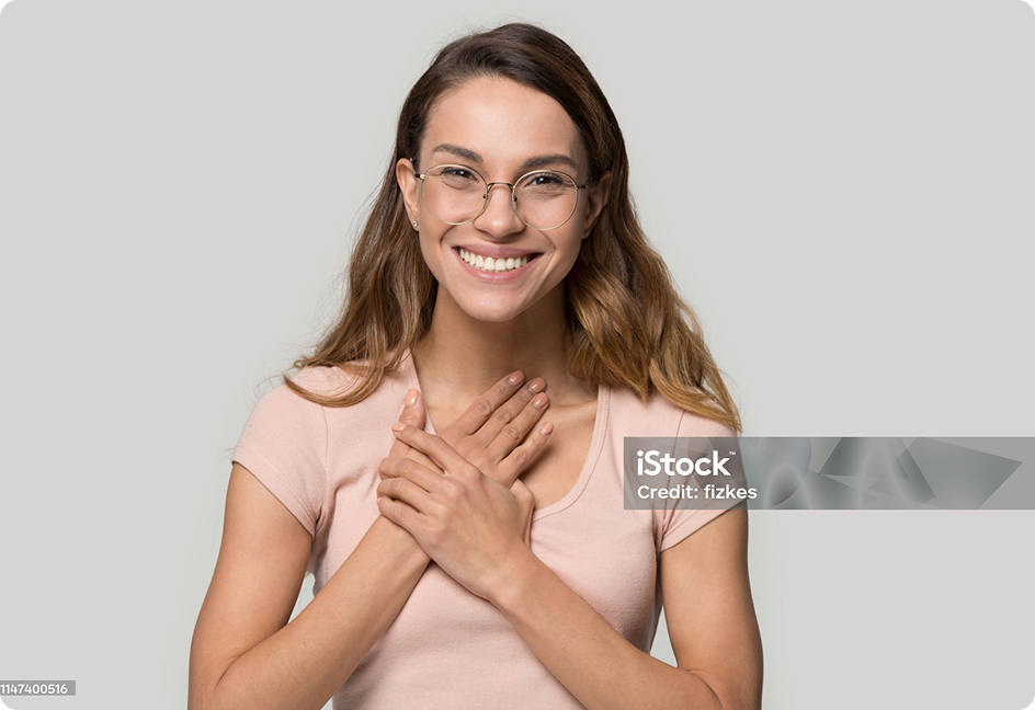 Eine freundliche Mitarbeiterin blickt in die Kamera