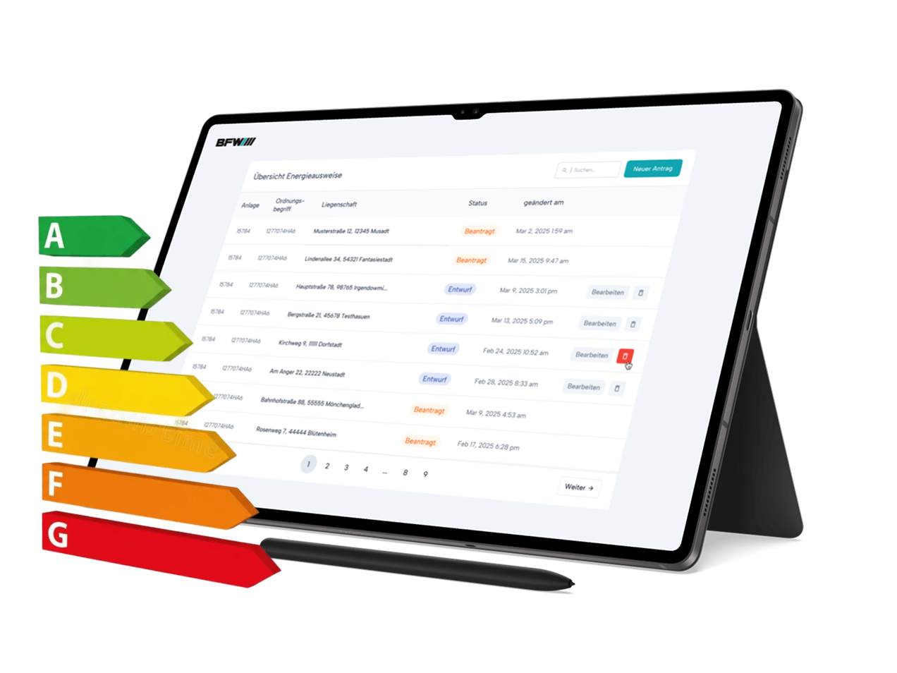 Ein Tablet mir einer Online Platform zur Beantragung von Energieausweisen. Davor ist die Energieeffizienzklassen-Skala zu sehen